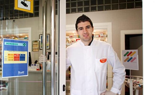 Toni Dovale, ex del Celta, en la farmacia familiar | EFE