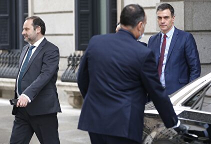 Sánchez y Ábalos abandonan el Congreso ltras el debate de este jueves. . | EFE