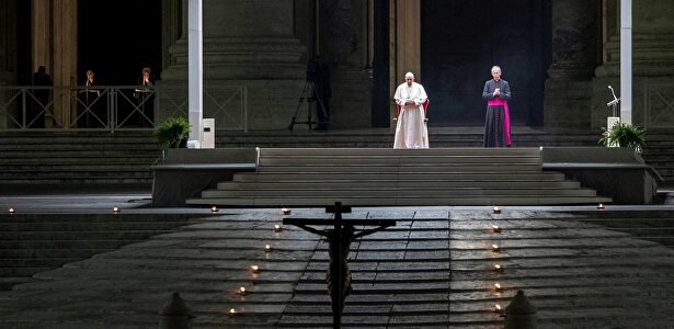 El viacrucis en soledad del papa Francisco