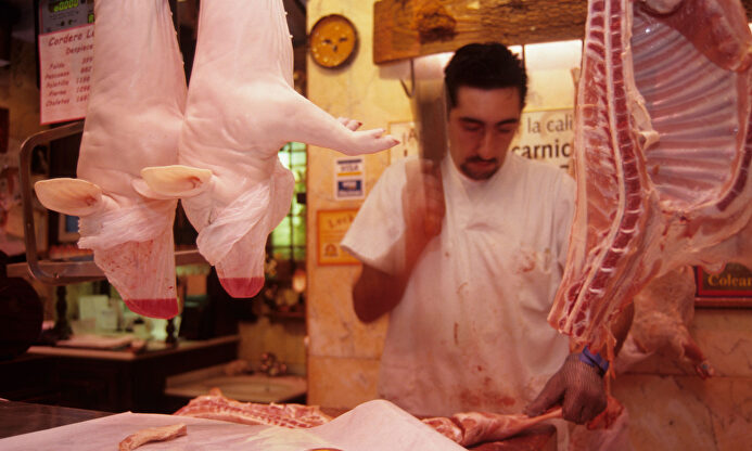 Cochinillos en el mercado del Val, en Valladolid | Alamy