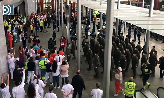 El emotivo homenaje en Ifema de la Policía y el Ejército a sanitarios y víctimas del coronavirus