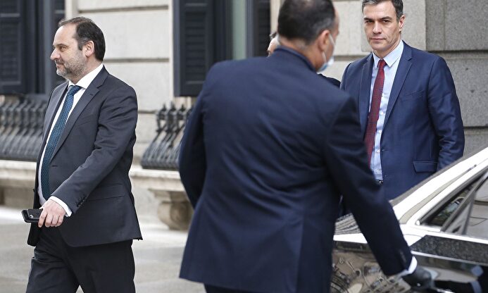 Sánchez y Ábalos abandonan el Congreso ltras el debate de este jueves. . | EFE