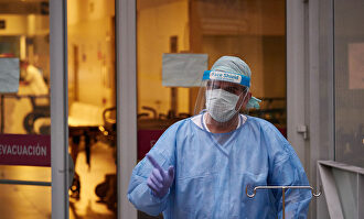 Un sanitario en un hospital de Navarra. | Europa Press