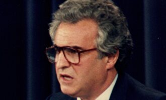 Enrique Múgica, en 1988, durante su etapa como ministro de Justicia. | Wiki Commons