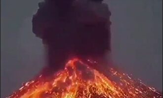 En plena pandemia del coronavirus explota el volcán más peligroso del mundo