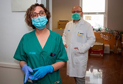 Una enfermera y un médico. | EFE