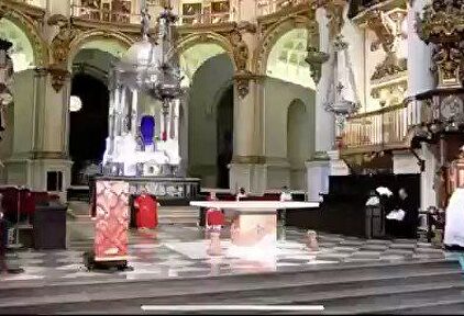 La Policía desaloja a 20 personas que participaban en una misa en la catedral de Granada
