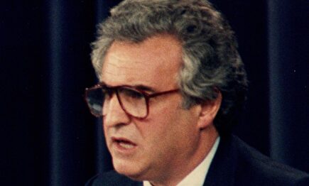 Enrique Múgica, en 1988, durante su etapa como ministro de Justicia. | Wiki Commons