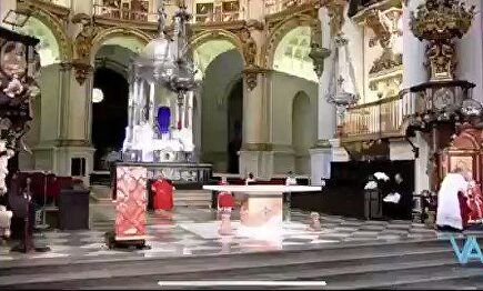 La Policía desaloja a 20 personas que participaban en una misa en la catedral de Granada