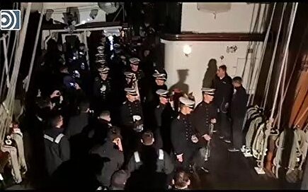 El buque Juan Sebastián Elcano celebra la única procesión de España