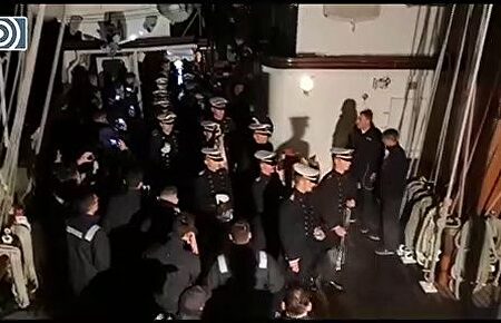 El buque Juan Sebastián Elcano celebra la única procesión de España