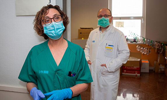 Una enfermera y un médico. | EFE