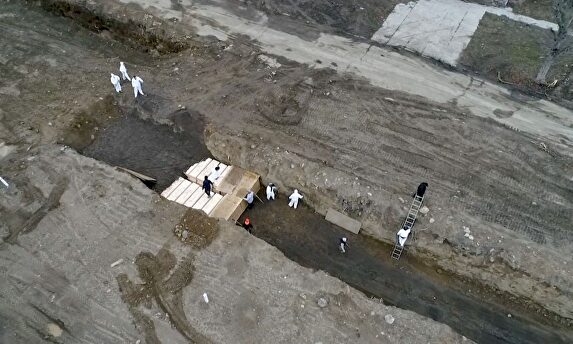 Nueva York comienza a enterrar cadáveres por coronavirus en una fosa común