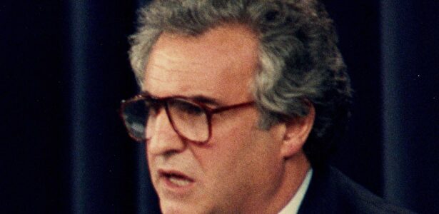 Enrique Múgica, en 1988, durante su etapa como ministro de Justicia. | Wiki Commons