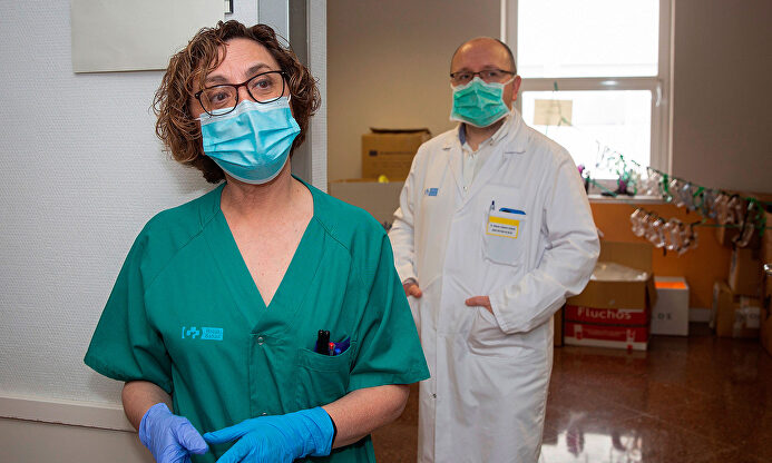 Una enfermera y un médico. | EFE