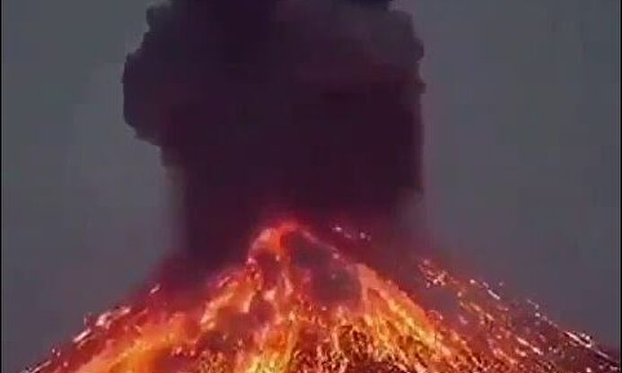 En plena pandemia del coronavirus explota el volcán más peligroso del mundo