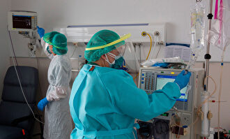 Sanitarios en un hospital de Logroño | EFE