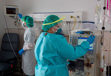 Sanitarios de la 5º planta del hospital de San Pedro de Logroño con el equipo de protección individual (EPI) | EFE