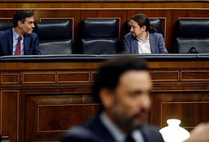 El socialista Pedro Sánchez y el comunista Pablo Iglesias, en el Congreso | EFE