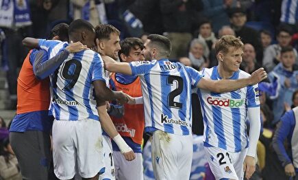 Los jugadores de la Real Sociedad celebran un gol en un partido de Liga ante el Valencia. | Cordon Press