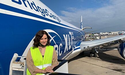 Isabel Díaz Ayuso posa ante el avión cargado con 113 toneladas de material sanitario. | EFE/Comunidad de Madrid