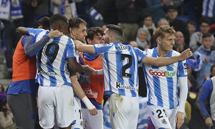 Los jugadores de la Real Sociedad celebran un gol en un partido de Liga ante el Valencia. | Cordon Press