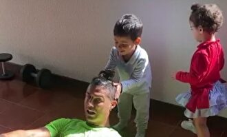 El divertido vídeo de Cristiano entrenando: utiliza a sus hijos como mancuernas