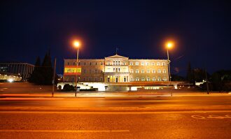 La bandera de España, proyectada en la fachada del parlamento griego | EFE
