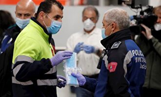 Policías entregan mascarillas en la estación de metro de Nuevos Ministerios en Madrid. | EFE