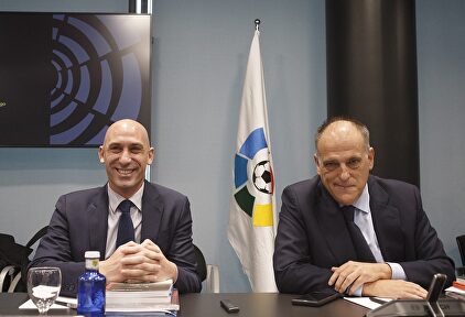 Luis Rubiales (i), junto a Javier Tebas. | Europa Press