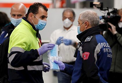 Policías entregan mascarillas en la estación de metro de Nuevos Ministerios en Madrid. | EFE