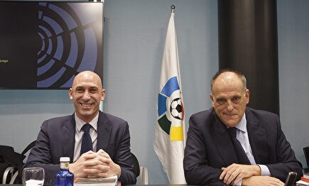 Luis Rubiales (i), junto a Javier Tebas. | Europa Press