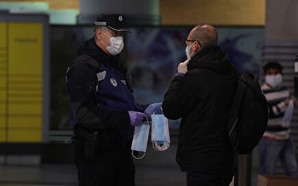 Cuerpos y Fuerzas de Seguridad reparten miles de mascarillas en varios puntos de Madrid