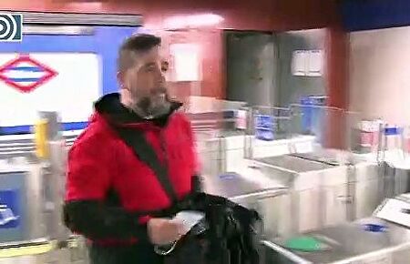 Cuerpos y Fuerzas de Seguridad reparten miles de mascarillas en varios puntos de Madrid