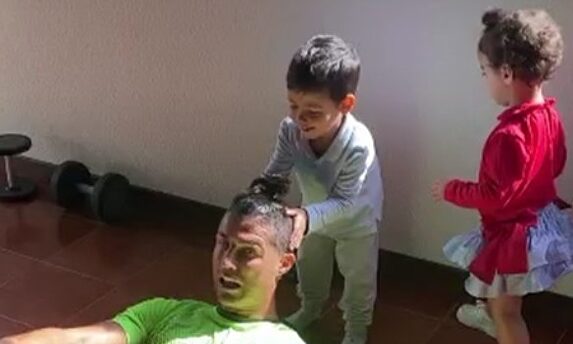 El divertido vídeo de Cristiano entrenando: utiliza a sus hijos como mancuernas