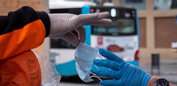 Reparto de mascarillas | EFE