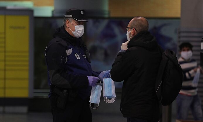 La policía reparte mascarillas en Atocha. | EFE