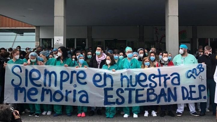 Homenaje en el Hospital Severo Ochoa al enfermero de 57 años fallecido por Covid-19 | Europa Press