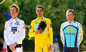 Alberto Contador (c) y Lance Armstrong (d), en el podio final del Tour de Francia 2009. | Cordon Press