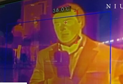 El reportero alcanzó los 38 grados durante la conexión | Telecinco