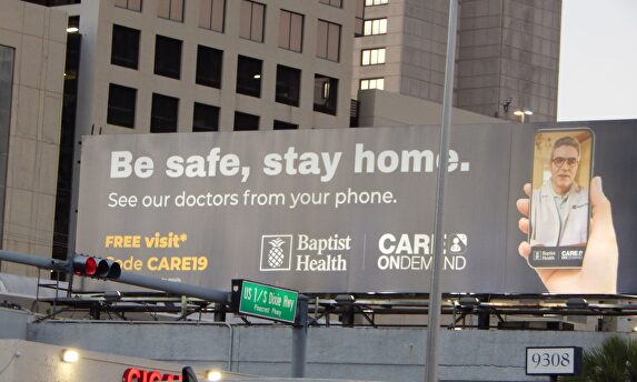 Cartel que pide a la gente "estar segura y quedarse en casa" ante el coronavirus. | EFE