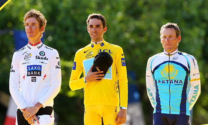 Alberto Contador (c) y Lance Armstrong (d), en el podio final del Tour de Francia 2009. | Cordon Press