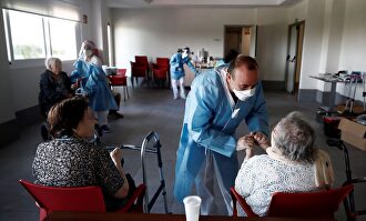 n sanitario atiende a los ancianos en una residencia. | EFE
