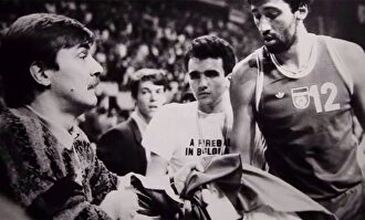 Divac coge la bandera de Croacia. | Imagen TV