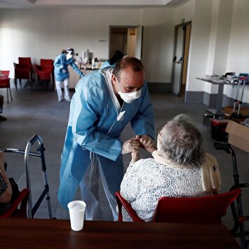 n sanitario atiende a los ancianos en una residencia. | EFE