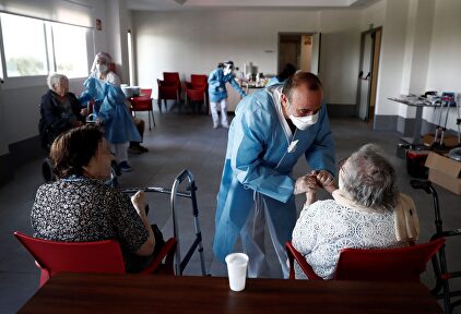 Un sanitario atiende a los ancianos en una residencia. | EFE