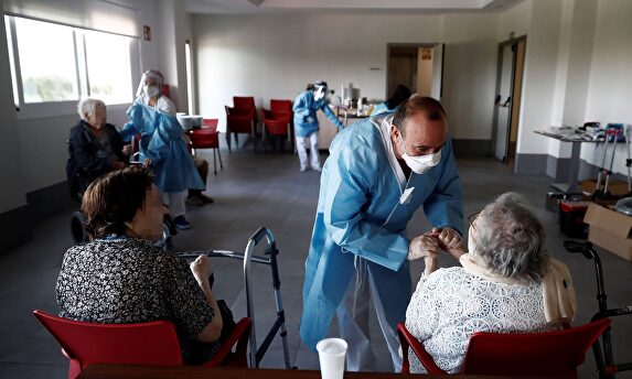 Un sanitario atiende a los ancianos en una residencia. | EFE