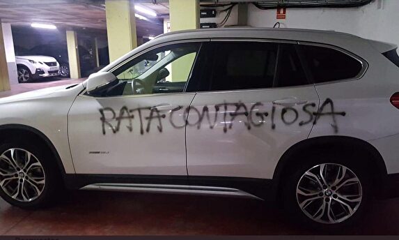 La pintada en el coche de una ginecóloga. | Twitter