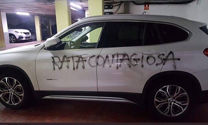 La pintada en el coche de una ginecóloga. | Twitter