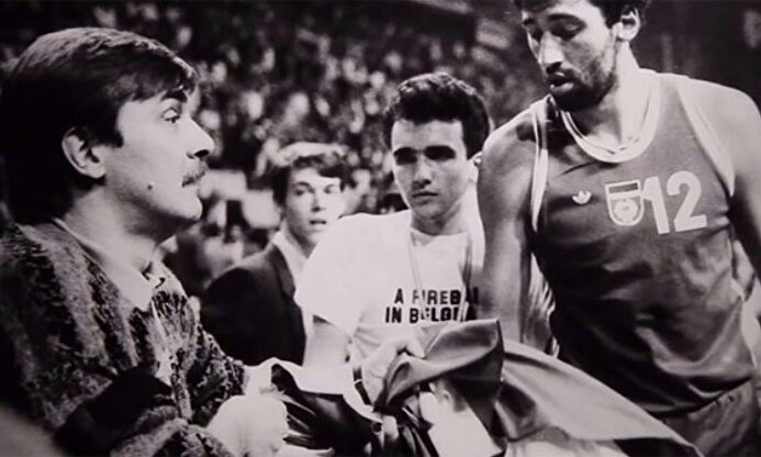 Divac coge la bandera de Croacia. | Imagen TV